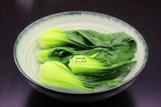 汆烫好的上海青，捞出，过冷水；PS：过冷水防菜叶变黄。
