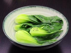汆烫好的上海青，捞出，过冷水；PS：过冷水防菜叶变黄。