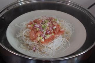 清水煮沸，隔水放入锅中蒸8分钟；PS：火的大小有差异，蒸煮时间略有不同。