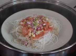 清水煮沸，隔水放入锅中蒸8分钟；PS：火的大小有差异，蒸煮时间略有不同。