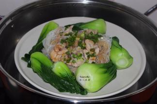 把汆烫好的上海青放入蒸好的粉丝中，上面撒上葱花，拌均即可。