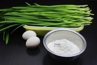 准备食材：韭菜、土鸡蛋、虾米、面粉等食材；