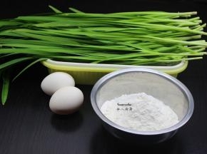 准备食材：韭菜、土鸡蛋、虾米、面粉等食材；