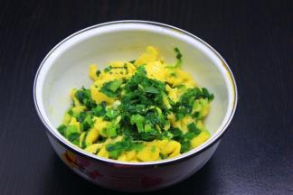 韭菜洗净，切碎，与鸡蛋，虾米放油、盐炒起锅放凉待用；