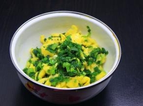 韭菜洗净，切碎，与鸡蛋，虾米放油、盐炒起锅放凉待用；
