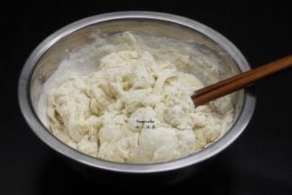 面粉放盐加适量的水拌均揉成光滑面团；PS：放点盐使得皮更香脆。