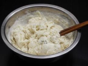 面粉放盐加适量的水拌均揉成光滑面团；PS：放点盐使得皮更香脆。