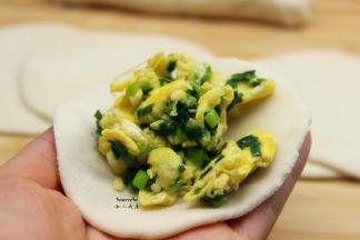 放入韭菜鸡蛋虾米馅，包出自己的喜欢的花样；