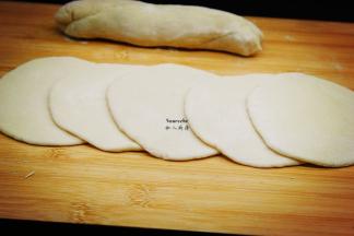 把面团擀薄，韭菜盒子的皮就做好了；