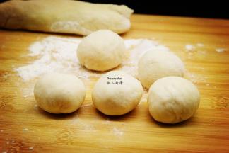 揉成长条，分成小面团；