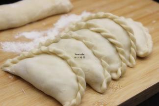 这是包好的韭菜盒子；