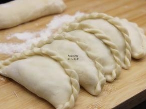 这是包好的韭菜盒子；
