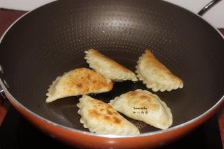 翻转另外一面继续煎至微黄即可，起锅；