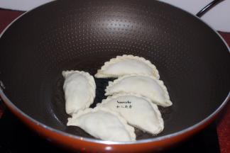 热锅倒油，把韭菜盒子放入锅中，中小火煎至微黄；