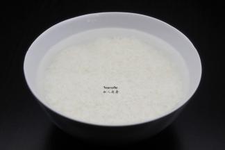 糯米提前洗净浸泡8小时；