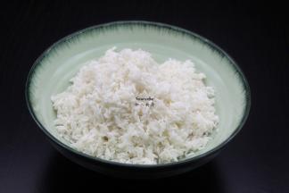 糯米捞出沥干水，加入食用碱拌均；