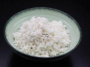 糯米捞出沥干水，加入食用碱拌均；