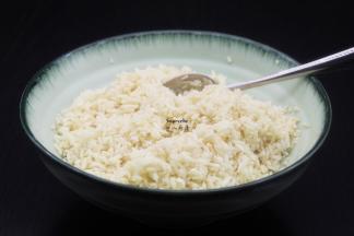 糯米的颜色变黄时，加入盐、油拌均；