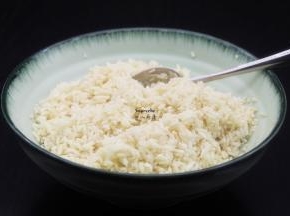 糯米的颜色变黄时，加入盐、油拌均；