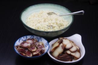 腊肉、腊肠分别洗净，切片；