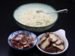 腊肉、腊肠分别洗净，切片；