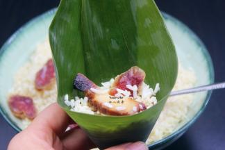 放入糯米，在放入腊肠、腊肠，包裹成自己喜欢的形状，；