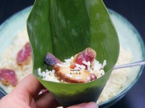 放入糯米，在放入腊肠、腊肠，包裹成自己喜欢的形状，；