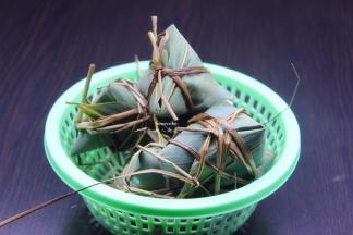 这是包好的粽子，用食用剪刀，把多余的粽叶绳子剪掉；