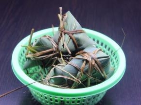这是包好的粽子，用食用剪刀，把多余的粽叶绳子剪掉；