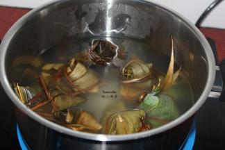 适量清水煮沸，放入粽子，水要浸没粽子，中小火熬煮3小时即可。