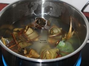 适量清水煮沸，放入粽子，水要浸没粽子，中小火熬煮3小时即可。