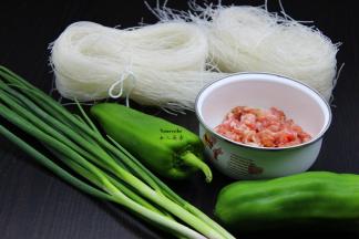 准备食材：猪瘦肉洗净剁碎，米粉、香葱、干辣椒、青辣椒等食材；