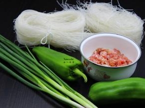 准备食材：猪瘦肉洗净剁碎，米粉、香葱、干辣椒、青辣椒等食材；