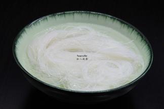 米粉用清水浸泡至软；