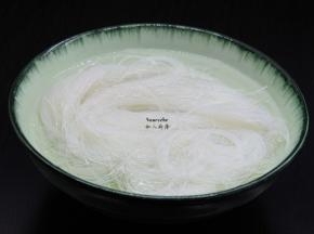 米粉用清水浸泡至软；
