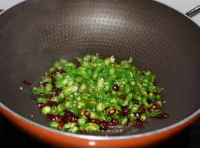 热锅，倒油，放入干辣椒、青辣椒，爆炒；