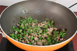 把肉末、辣椒炒至六成熟；