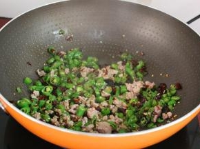 把肉末、辣椒炒至六成熟；
