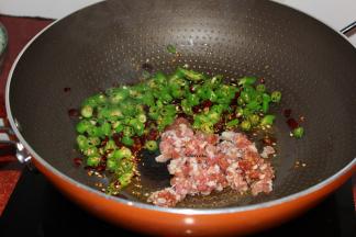 加入肉末翻炒，要不断翻炒，肉末才不结块，粒粒分明。