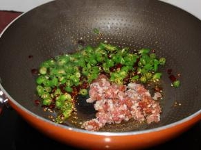加入肉末翻炒，要不断翻炒，肉末才不结块，粒粒分明。
