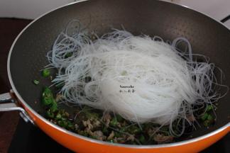 沥干水的米粉倒入，翻炒；