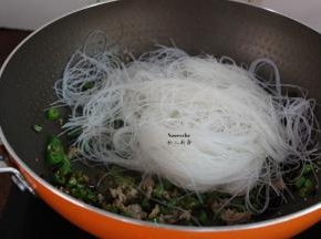 沥干水的米粉倒入，翻炒；