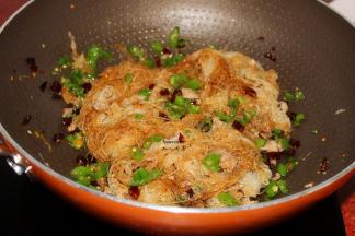 放酱油、翻炒至吸收；