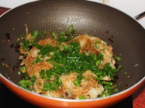 放盐、香葱炒均即可