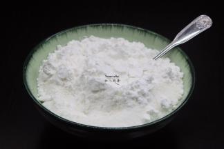 糖粉加入西米粉中拌均，再加入沸水拌均成糊状；PS：出现半透明状