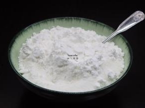 糖粉加入西米粉中拌均，再加入沸水拌均成糊状；PS：出现半透明状