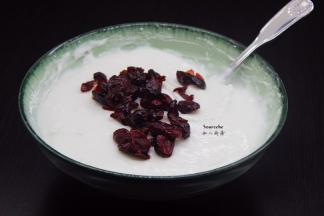 把蔓越莓干加入拌均；