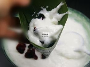 放入拌均好的蔓越莓西米糊，包裹成自己喜欢的形状；