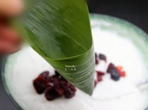 洗净干净的粽叶折叠成漏斗形状，但不能漏；