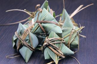 这是包好的粽子，用食用剪刀，把多余的粽叶绳子剪掉；